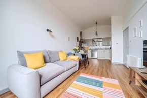 County House Escape - courtyard & free parking
